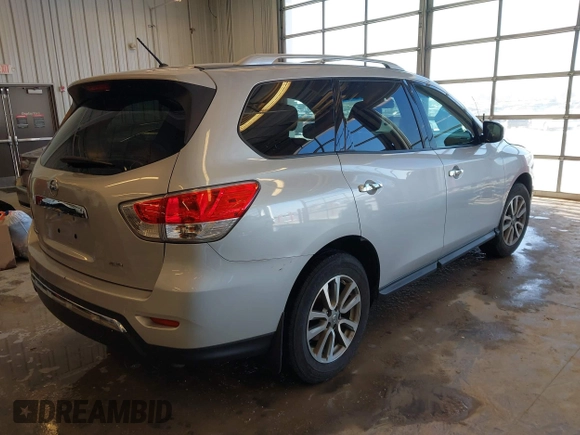 2016 Nissan Pathfinder Platinum with VIN 5N1AR2MM1GC636319, listed as a IAAI auction lot 41604985 with 138,053 mi miles. Bid and sale history available at carsss.com. Image 4.
