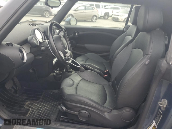 2010 MINI Convertible with VIN WMWMR3C52ATU98506, listed as a Copart auction lot 47706195 with 92,804 mi miles and Clean Title. Bid and sale history available at DreamBid. Image 7.