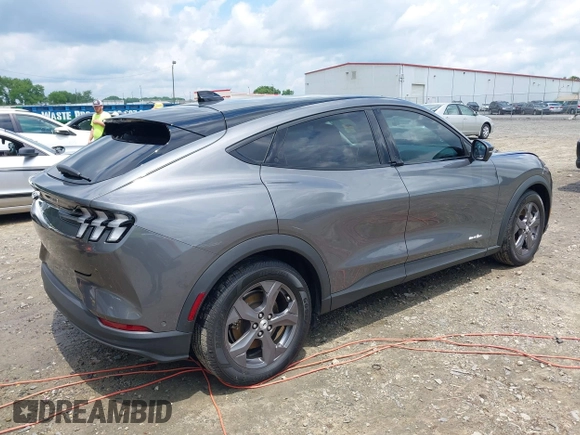 2023 Ford Mustang Mach-E Select z VIN 3FMTK1R48PMA76491, wystawiony jako IAAI lot #42255817 z przebiegiem 21 606 mil mil oraz . Historia ofert i sprzedaży dostępna na DreamBid. Obrazek 4.