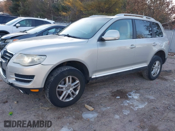 2008 Volkswagen Touareg V6 z VIN WVGBE77LX8D027323, wystawiony jako IAAI lot #41240460 z przebiegiem 140 330 mil mil oraz . Historia ofert i sprzedaży dostępna na DreamBid. Obrazek 2.