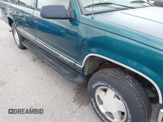 1996 GMC Suburban z VIN 1GKFK16ROTJ725925, wystawiony jako IAAI lot #42244433 z przebiegiem 123 837 mil mil oraz . Historia ofert i sprzedaży dostępna na DreamBid. Obrazek 6.