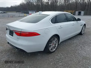 2016 Jaguar XF 35t Prestige with VIN SAJBE4BVXGCY10577, listed as a IAAI auction lot 41515540 with 60,862 mi miles. Bid and sale history available at carsss.com. Image 4.