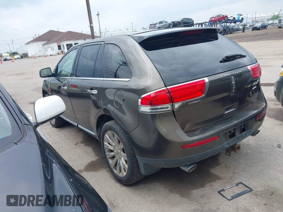 2011 Lincoln MKX z VIN 2LMDJ8JK5BBJ14834, wystawiony jako IAAI lot #42456295 z przebiegiem 171 966 mil mil oraz . Historia ofert i sprzedaży dostępna na DreamBid. Obrazek 3.