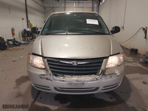 2006 Chrysler Town & Country SWB with VIN 1A4GP45R06B745699, listed as a IAAI auction lot 39490821 with 116,876 mi miles. Bid and sale history available at carsss.com. Image 12.