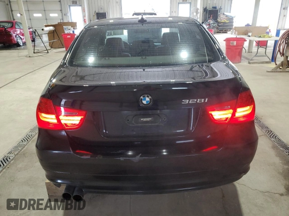 2011 BMW 3 Series 328i xDrive z VIN WBAPK5C57BF125958, wystawiony jako Copart lot #55773745 z przebiegiem 206 743 mil mil oraz Szkoda całkowita • Salvage title. Historia ofert i sprzedaży dostępna na DreamBid. Obrazek 6.