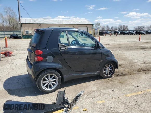 2009 Smart fortwo Pure z VIN WMEEJ31X49K219479, wystawiony jako Copart lot #52446625 z przebiegiem 82 337 mil mil oraz Szkody całkowita. Historia ofert i sprzedaży dostępna na DreamBid. Obrazek 3.