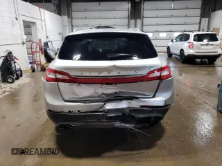 2017 Lincoln MKX Premiere z VIN 2LMPJ6JR5HBL50858, wystawiony jako Copart lot #54021395 z przebiegiem 101 480 mil mil oraz Szkoda całkowita • Salvage title. Historia ofert i sprzedaży dostępna na DreamBid. Obrazek 6.