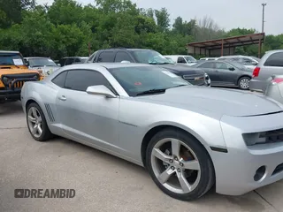 2011 Chevrolet Camaro 1LT z VIN 2G1FB1ED5B9211945, wystawiony jako IAAI lot #42290750 z przebiegiem 295 489 mil mil oraz . Historia ofert i sprzedaży dostępna na DreamBid. Obrazek 13.