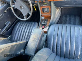 1981 Mercedes-Benz 380 SL z VIN WDBBA45A3BB007951, wystawiony jako Copart lot #60177805 z przebiegiem 89 643 mil mil oraz Czysty tytuł • Clean title. Historia ofert i sprzedaży dostępna na DreamBid. Obrazek 9.