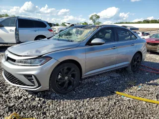 2025 Volkswagen Jetta SE z VIN 3VW7X7BU0SM003058, wystawiony jako Copart lot #57630875 z przebiegiem 9 915 mil mil oraz Szkoda całkowita • Salvage title. Historia ofert i sprzedaży dostępna na DreamBid. Obrazek 1.