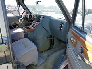 1989 GMC Vandura z VIN 1GDEG25KXK7519540, wystawiony jako IAAI lot #41771047 z przebiegiem 638 734 mil mil oraz . Historia ofert i sprzedaży dostępna na DreamBid. Obrazek 5.