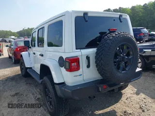 2021 Jeep Wrangler Unlimited Sahara z VIN 1C4JJXP6XMW840844, wystawiony jako IAAI lot #42152271 z przebiegiem 68 209 mil mil oraz . Historia ofert i sprzedaży dostępna na DreamBid. Obrazek 3.
