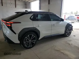 2023 Toyota bZ4X XLE z VIN JTMABACA4PA021222, wystawiony jako Copart lot #50700705 z przebiegiem 14 750 mil mil oraz Szkoda całkowita • Salvage title. Historia ofert i sprzedaży dostępna na DreamBid. Obrazek 3.