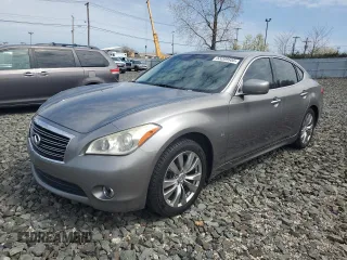 2014 Infiniti Q70 z VIN JN1BY1AP5EM260240, wystawiony jako Copart lot #53209505 z przebiegiem 72 105 mil mil oraz Tytuł czysty. Historia ofert i sprzedaży dostępna na DreamBid. Obrazek 1.