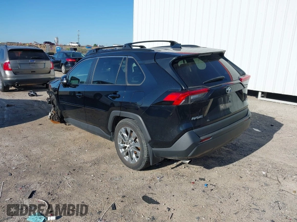 2021 Toyota RAV4 XLE Premium z VIN 2T3C1RFVXMW105387, wystawiony jako IAAI lot #42238526 z przebiegiem 58 627 mil mil oraz . Historia ofert i sprzedaży dostępna na DreamBid. Obrazek 3.