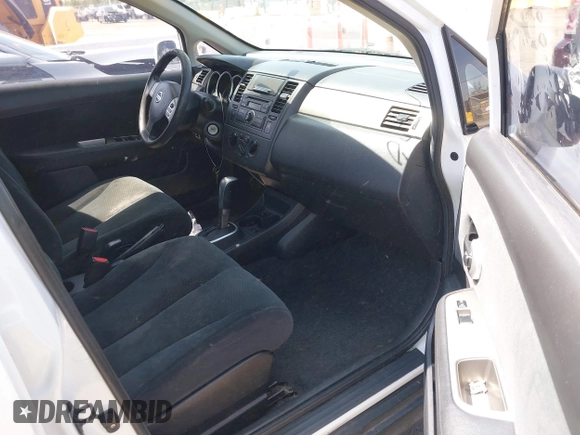 2012 Nissan Versa S z VIN 3N1BC1CP5CK239249, wystawiony jako IAAI lot #42193075 z przebiegiem 138 025 mil mil oraz . Historia ofert i sprzedaży dostępna na DreamBid. Obrazek 5.