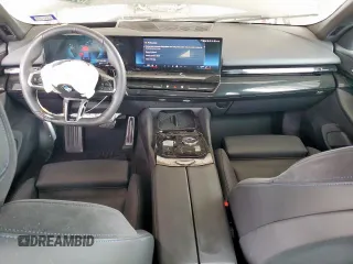 2025 BMW 5 Series 530i с VIN WBA43FJ06SCT74637, выставлен на аукционе Copart как лот 57398745 с пробегом 10 580 миль миль и Чистый • Clean title. История ставок и продаж доступна на DreamBid. Изображение 8.