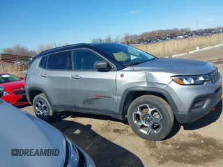 2022 Jeep Compass Trailhawk z VIN 3C4NJDDB8NT192316, wystawiony jako IAAI lot #42044851 z przebiegiem 12 656 mil mil oraz . Historia ofert i sprzedaży dostępna na DreamBid. Obrazek 13.