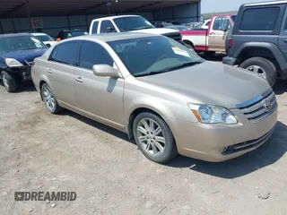 2005 Toyota Avalon XL z VIN 4T1BK36BX5U010575, wystawiony jako IAAI lot #42046028 z przebiegiem 105 352 mil mil oraz . Historia ofert i sprzedaży dostępna na DreamBid. Obrazek 1.