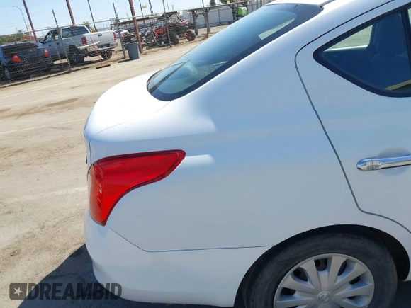 2012 Nissan Versa SV z VIN 3N1CN7APXCL925673, wystawiony jako IAAI lot #42533456 z przebiegiem 100 367 mil mil oraz . Historia ofert i sprzedaży dostępna na DreamBid. Obrazek 6.