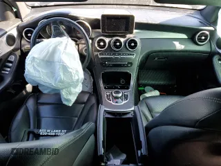 2019 Mercedes-Benz GLC 300 z VIN WDC0G4KBXKF576688, wystawiony jako Copart lot #50100535 z przebiegiem Nie podano mil oraz Czysty tytuł • Clean title. Historia ofert i sprzedaży dostępna na DreamBid. Obrazek 8.