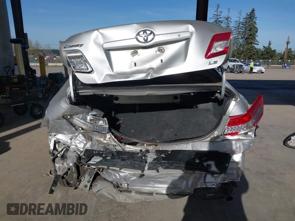2011 Toyota Camry LE z VIN 4T1BF3EK3BU231811, wystawiony jako IAAI lot #41948136 z przebiegiem 133 722 mil mil oraz . Historia ofert i sprzedaży dostępna na DreamBid. Obrazek 16.