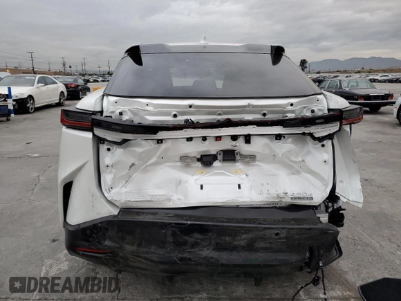 2023 Lexus RZ 450e Premium z VIN JTJAAAAB5PA009849, wystawiony jako Copart lot #81161103 z przebiegiem 4056 mil mil oraz . Historia ofert i sprzedaży dostępna na DreamBid. Obrazek 6.