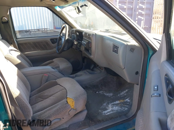 1996 GMC Jimmy SL z VIN 1GKDT13W6T2505181, wystawiony jako IAAI lot #41392669 z przebiegiem 213 728 mil mil oraz . Historia ofert i sprzedaży dostępna na DreamBid. Obrazek 5.
