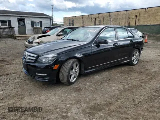 2011 Mercedes-Benz C 300 Sport z VIN WDDGF8BB0BR137356, wystawiony jako Copart lot #55791515 z przebiegiem 200 119 mil mil oraz Szkody całkowita. Historia ofert i sprzedaży dostępna na DreamBid. Obrazek 1.