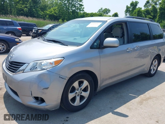2012 Toyota Sienna LE AAS z VIN 5TDKK3DC0CS210995, wystawiony jako IAAI lot #42439317 z przebiegiem 183 029 mil mil oraz . Historia ofert i sprzedaży dostępna na DreamBid. Obrazek 6.