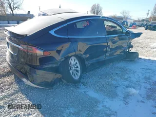 2017 Tesla Model X 90D z VIN 5YJXCBE26HF044710, wystawiony jako IAAI lot #40816228 z przebiegiem Nie podano mil oraz . Historia ofert i sprzedaży dostępna na DreamBid. Obrazek 4.