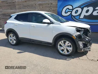 2024 Buick Encore GX Preferred z VIN KL4AMCSL3RB196321, wystawiony jako Copart lot #62962145 z przebiegiem 17 810 mil mil oraz Czysty tytuł • Clean title. Historia ofert i sprzedaży dostępna na DreamBid. Obrazek 4.