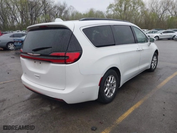 2022 Chrysler Pacifica Touring L with VIN 2C4RC1BG0NR197862, listed as a IAAI auction lot 41956881 with 72,576 mi miles. Bid and sale history available at carsss.com. Image 4.