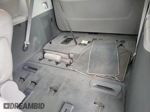 2020 Toyota Sienna XLE z VIN 5TDDZ3DC9LS240453, wystawiony jako IAAI lot #42566212 z przebiegiem 94 405 mil mil oraz . Historia ofert i sprzedaży dostępna na DreamBid. Obrazek 9.