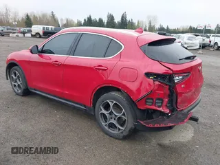 2018 Alfa Romeo Stelvio z VIN ZASFAKAN9J7B75330, wystawiony jako IAAI lot #41923353 z przebiegiem 68 251 mil mil oraz . Historia ofert i sprzedaży dostępna na DreamBid. Obrazek 3.