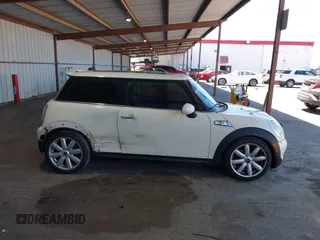 2009 MINI Hardtop S с VIN WMWMF73509TW82449, выставлен на аукционе IAAI как лот 42304286 с пробегом Не указан миль и . История ставок и продаж доступна на DreamBid. Изображение 13.
