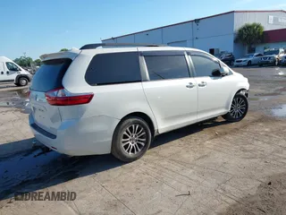2018 Toyota Sienna XLE Auto Access Seat with VIN 5TDYZ3DC9JS960124, listed as a IAAI auction lot 41674758 with 109,021 mi miles. Bid and sale history available at carsss.com. Image 4.