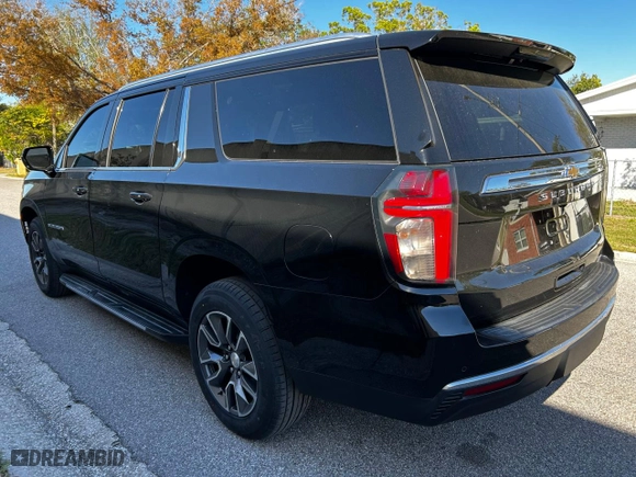 2021 Chevrolet Suburban LT with VIN 1GNSCCKD8MR416498, listed as a Copart auction lot 49164615 with 116,463 mi miles and Clean Title. Bid and sale history available at carsss.com. Image 3.