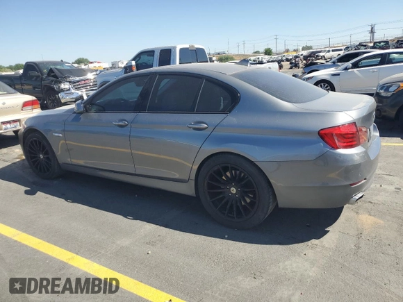 2011 BMW 5 Series 550i z VIN WBAFR9C52BC618124, wystawiony jako Copart lot #60330665 z przebiegiem 82 674 mil mil oraz Czysty tytuł • Clean title. Historia ofert i sprzedaży dostępna na DreamBid. Obrazek 2.