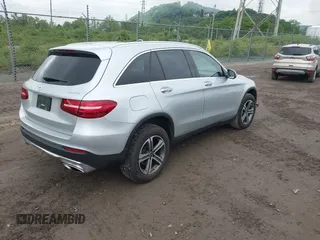 2017 Mercedes-Benz GLC 300 z VIN WDC0G4KB8HV010270, wystawiony jako IAAI lot #42355607 z przebiegiem 61 327 mil mil oraz . Historia ofert i sprzedaży dostępna na DreamBid. Obrazek 4.