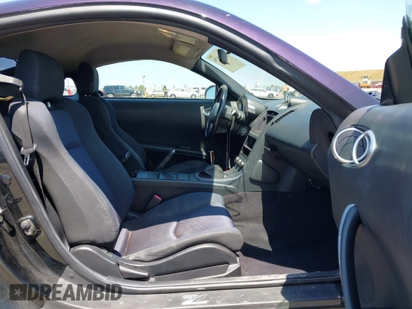 2005 Nissan 350Z Enthusiast z VIN JN1AZ34D25M605438, wystawiony jako IAAI lot #42131179 z przebiegiem 143 157 mil mil oraz . Historia ofert i sprzedaży dostępna na DreamBid. Obrazek 5.