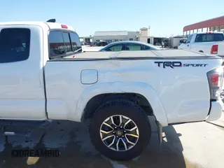 2023 Toyota Tacoma SR z VIN 3TYRZ5CN5PT034397, wystawiony jako IAAI lot #42055222 z przebiegiem 39 144 mil mil oraz . Historia ofert i sprzedaży dostępna na DreamBid. Obrazek 18.