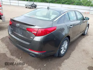 2013 Kia Optima LX z VIN 5XXGM4A7XDG253871, wystawiony jako IAAI lot #42357838 z przebiegiem 122 229 mil mil oraz . Historia ofert i sprzedaży dostępna na DreamBid. Obrazek 4.