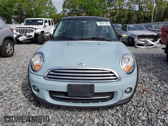 2013 MINI Hardtop z VIN WMWSU3C52DT680586, wystawiony jako Copart lot #59021355 z przebiegiem 208 323 mil mil oraz Czysty tytuł • Clean title. Historia ofert i sprzedaży dostępna na DreamBid. Obrazek 5.