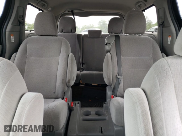 2015 Toyota Sienna LE AAS z VIN 5TDKK3DCXFS541460, wystawiony jako Copart lot #58171725 z przebiegiem 192 174 mil mil oraz Szkoda całkowita • Salvage title. Historia ofert i sprzedaży dostępna na DreamBid. Obrazek 10.
