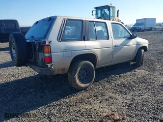 1992 Nissan Pathfinder LE with VIN JN8HD17Y4NW014548, listed as a IAAI auction lot 41461969 with 245,282 mi miles. Bid and sale history available at carsss.com. Image 4.