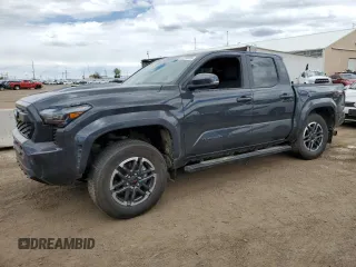 2024 Toyota Tacoma SR5 z VIN 3TMLB5JN6RM058073, wystawiony jako Copart lot #57237495 z przebiegiem 8 489 mil mil oraz Szkoda całkowita • Salvage title. Historia ofert i sprzedaży dostępna na DreamBid. Obrazek 1.
