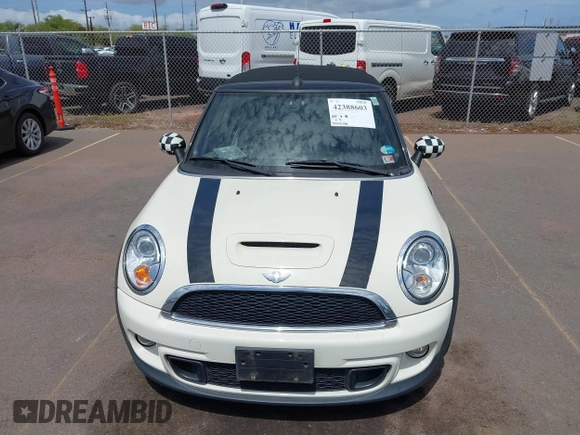 2011 MINI Convertible S z VIN WMWZP3C54BTX84385, wystawiony jako IAAI lot #42388603 z przebiegiem 103 336 mil mil oraz . Historia ofert i sprzedaży dostępna na DreamBid. Obrazek 6.