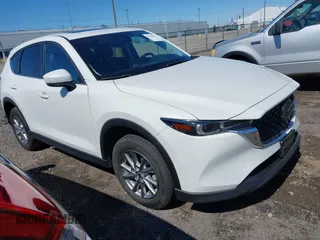 2023 Mazda CX-5 S Carbon Edition z VIN JM3KFBCM0P0139564, wystawiony jako IAAI lot #42135051 z przebiegiem 54 694 mil mil oraz . Historia ofert i sprzedaży dostępna na DreamBid. Obrazek 1.