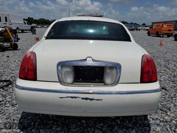 1999 Lincoln Town Car Executive z VIN 1LNHM81WXXY627319, wystawiony jako Copart lot #60830165 z przebiegiem 122 118 mil mil oraz Szkoda całkowita • Salvage title. Historia ofert i sprzedaży dostępna na DreamBid. Obrazek 6.
